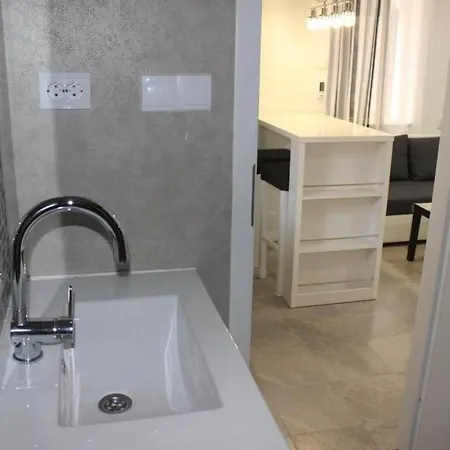 Sea Hideaway Walk To & Bus To Split Apartman Kaštela